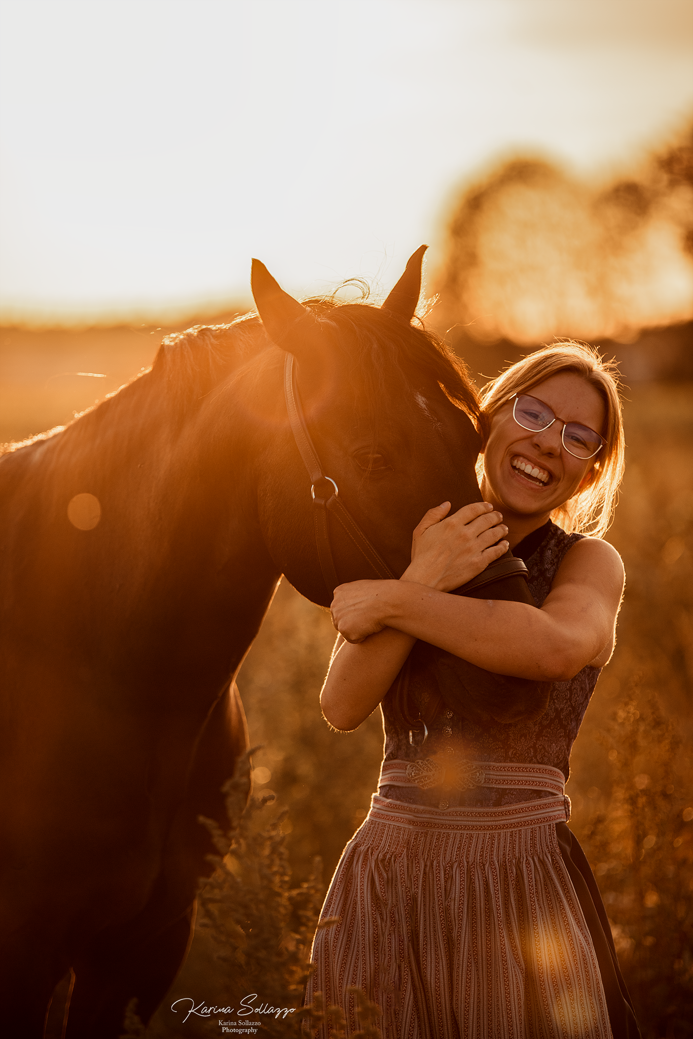 Pferd mit Mensch Sonnenuntergang im Sonnenblumenfeld