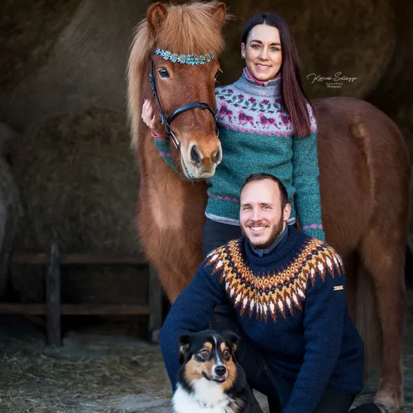Paar mit Isländer und Hund