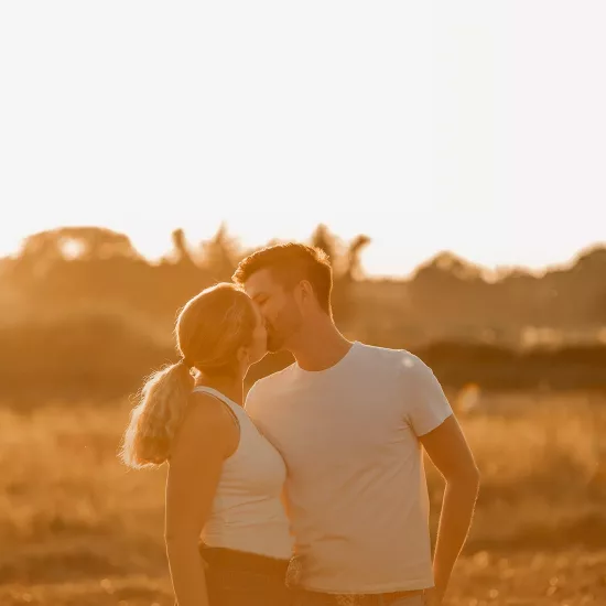 Paar im Sonnenuntergang