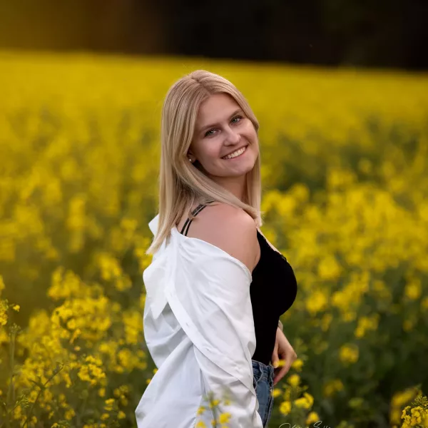Blondes Mädchen im Blütenfeld